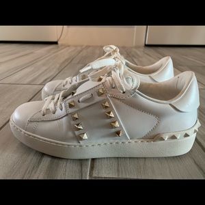 VALENTINO WHITE CALFSKIN W/ GOLD ROCKSTUD SNEAKER